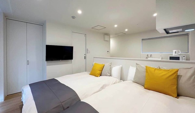 Prime Location! Studio Along Shopping Street