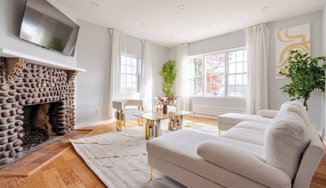 Prime Luxury NYC - Balcony & Wood-Burning Fireplace