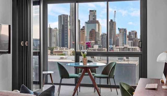 Prime position 1.5 BR w/view/parking/roof pool