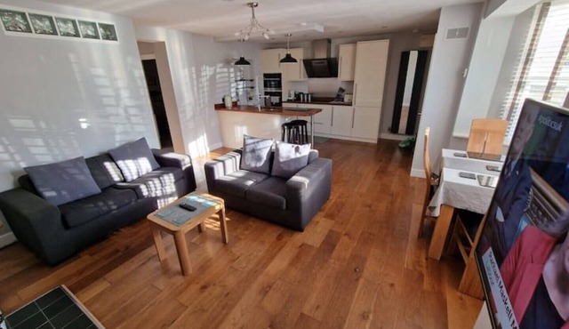 Prime Seafront Location, Free Shared Parking