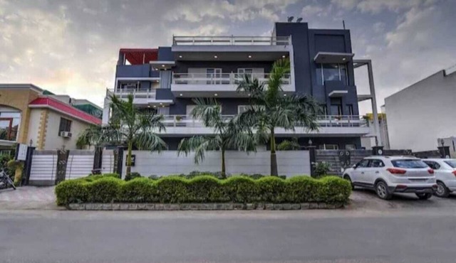 Prime Sector 49 Oasis: Secure, Amenities, Meals, Near Offices