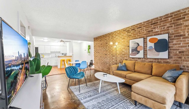 Prime SoCo chic 2BR king suite w/pool, parking