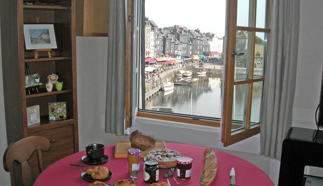 PRIME VIEW on OLD HARBOUR. Refurbished. Wifi, GARAGE on option, Cleaning +linen