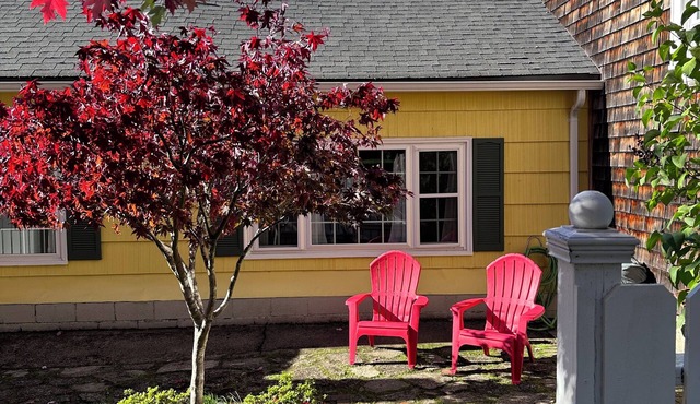 Primrose Cottage - Bright, Cozy, Affordable Retreat Near Newport