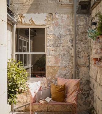 Primrose Cottage - Two Bed Cottage with Private Courtyard & Nearby Parking