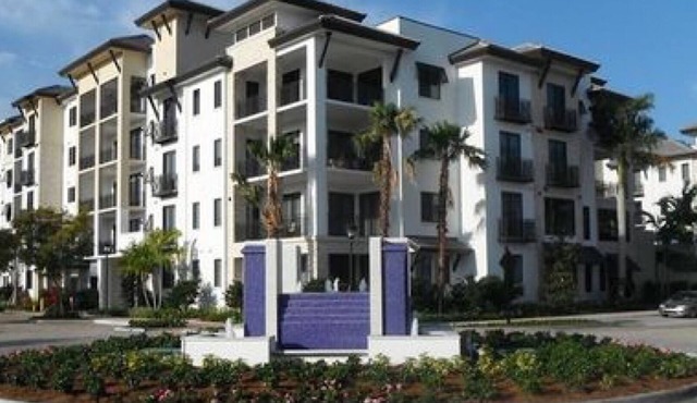 Pristine 2-bed condo +den w/daybed, a block to 5th Ave. Olde Naples. Naples Sq.