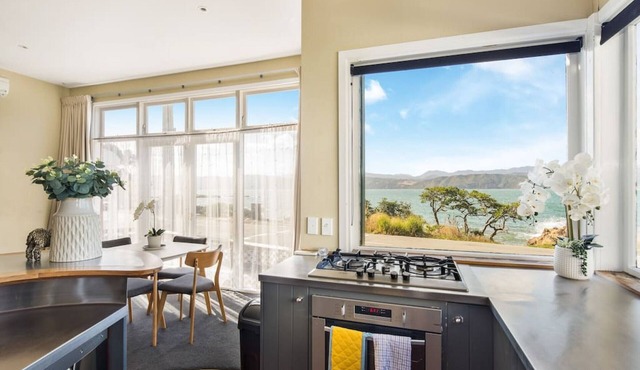 Pristine 2-bed waterfront, Karaka Bays