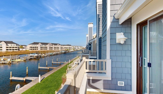 Pristine bay front townhome in Ocean City: Sweeping views, modern amenities
