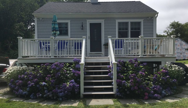 Pristine cottage 1 mile from East Matunuck State Beach.