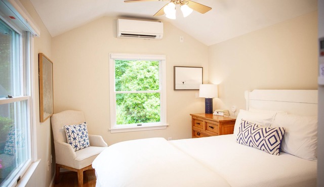 Pristine Cottage: EV charger, AC, outdoor shower+ firepit, walk to Bakers Pond