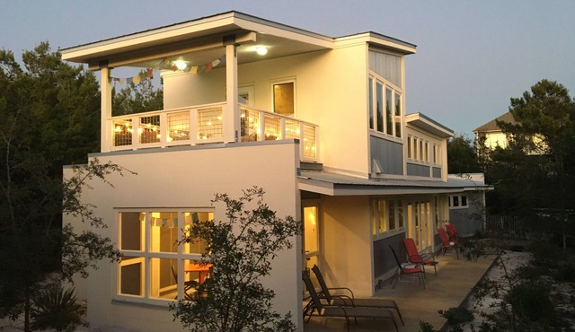 Pristine couple's cottage. Short walk to public beach. Non-shedding dog welcome.