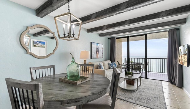 Pristine Cozy Beachfront Penthouse Condo: Full Reno SW1702-best location