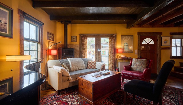 Pristine Custom Cottage, Grand Piano, Massage Studio on Site