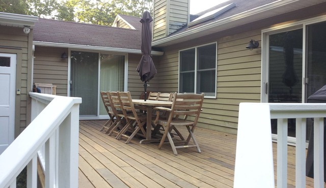 Pristine East Hampton Getaway! Walk to Private Beach! Huge Outdoor Shower!