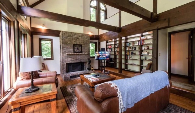 Pristine Home In Becket Woods