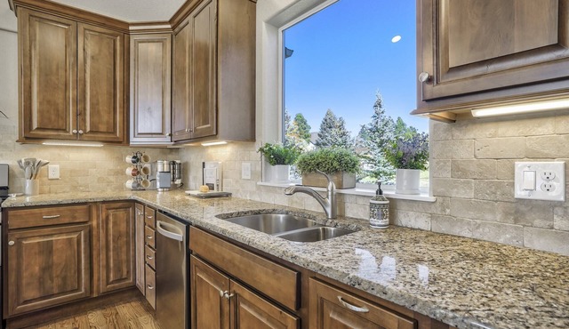 Pristine, Modern Home with Views, Pool Table, Sauna, Exercise Room, WiFi, Fire Places, 3 TVs, Space!