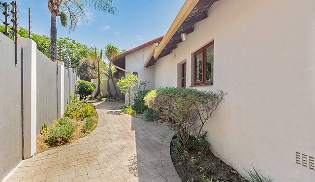 Pristine Modern Cottage with Tennis & Laundry