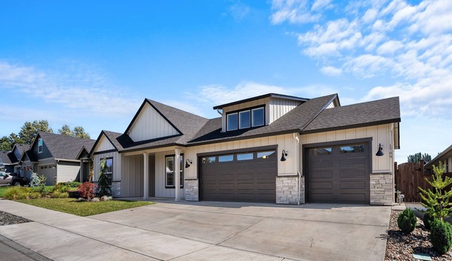 Pristine & NEW exec home. Playground. King bed. 3 car garage.