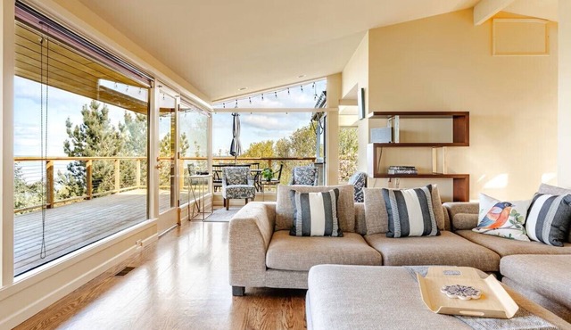 Pritchard's Perch - private 2.5 acre in-city property, views from every room!