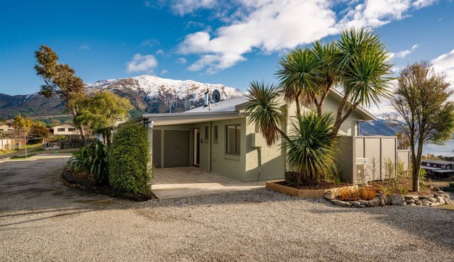 Privacy with spectacular lake view. All new duplex apartment 5min walk to beach.