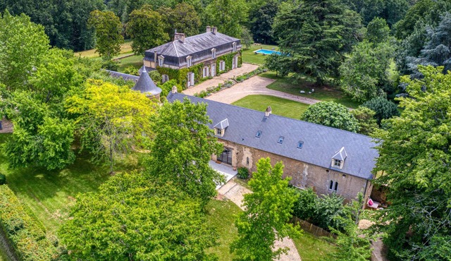 Private estate for 20 people with a heated pool. Week available in July!