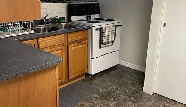 PRIVATE, 1 BDM APT Sleeps 2 . NEAR AIR, TRANSPORT, SHOPS. Quiet nites.