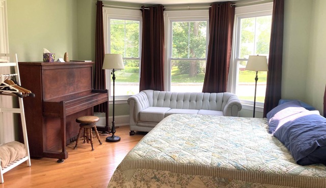 Private 1st Floor Studio in Victorian Home - Steps to LL Bean, Downtown Freeport