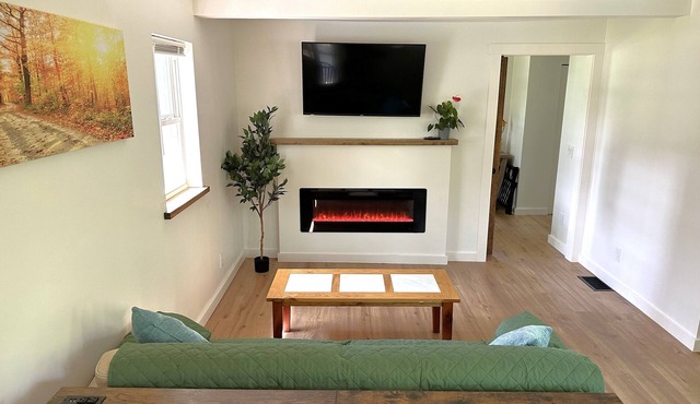 Private 2-bed/2 bath house w/Hot Tub, yard in Batavia 15 minutes to Darien Lake