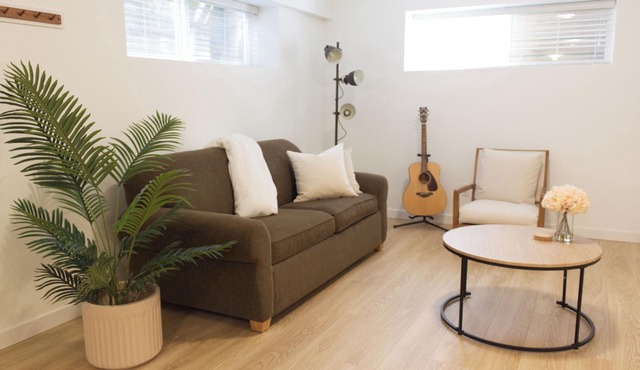 Private 2 Bed Suite Near Highway 1, Thunderbird, Fort Langley. Pet Friendly