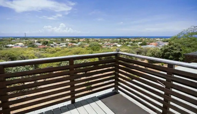 Private 2 bedr property with amazing view. A 5min drive to Mangel Halto Beach