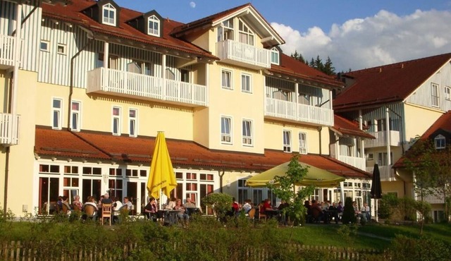 Private 27 m² double room in the Ahornhof, free use of pool+bath+sauna