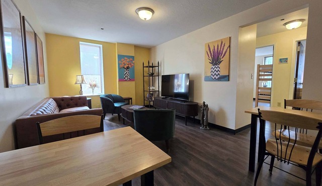 Private 2BR/2BA Downtown Apartment | River and Mountain Views + 60” TV