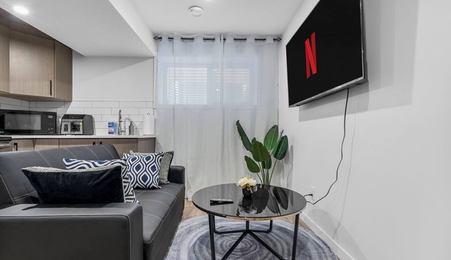 Private 2BR Basement Pet-Friendly Near WEM Free Parking Near Ravines Trails