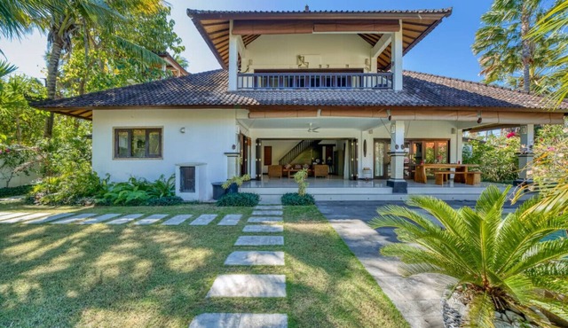 Private 2BR Villa w/Pool & Gym Near Amed Beach