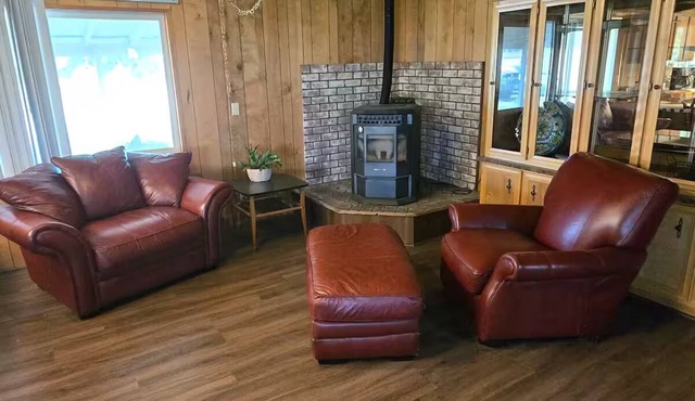 Private 3 Acre House + 30 amp Hookup.