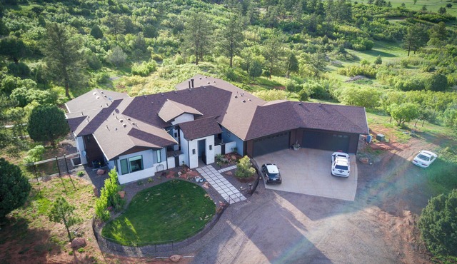 Private, 36 Acres, 6 Kings, HotTub, Views, Clean