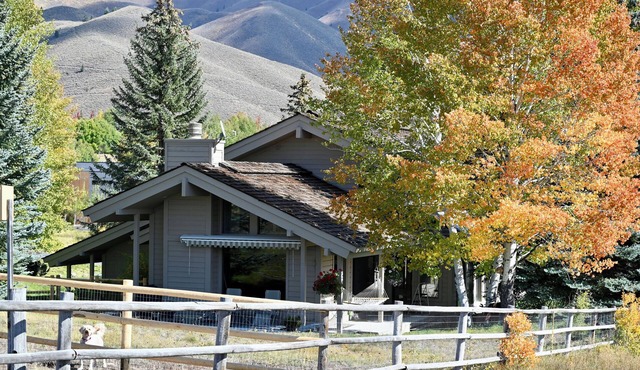Private 4 Bedroom 4 Bath Sun Valley Getaway. Hot Tub/Large Yard/Dog Friendly
