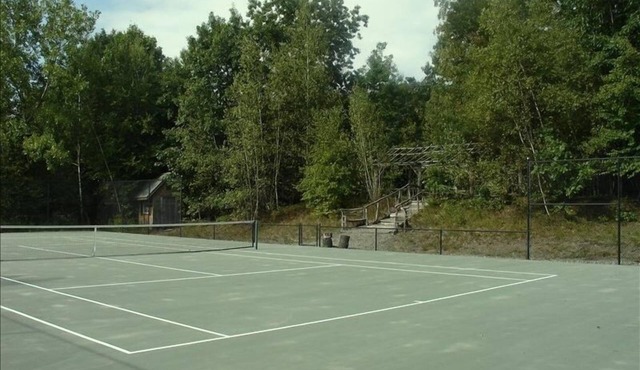 PRIVATE 65 ACRE ESTATE - POOL, TENNIS, PICKLEBALL, 4BRnBOOK JULY OR AUG 2026 NOW