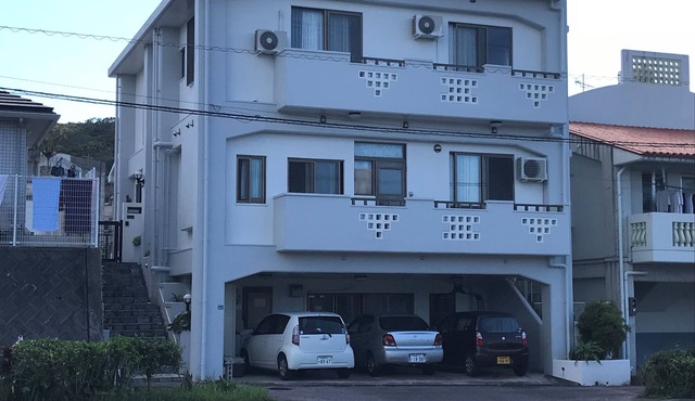 Private accommodation for rent on the ground floor in a nice environment (kitchenette + bedroom + living room + private toilet/shower)