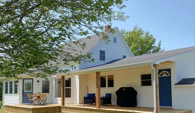 Private and Cozy home - a short walk from the picturesque Halls Harbour hamlet