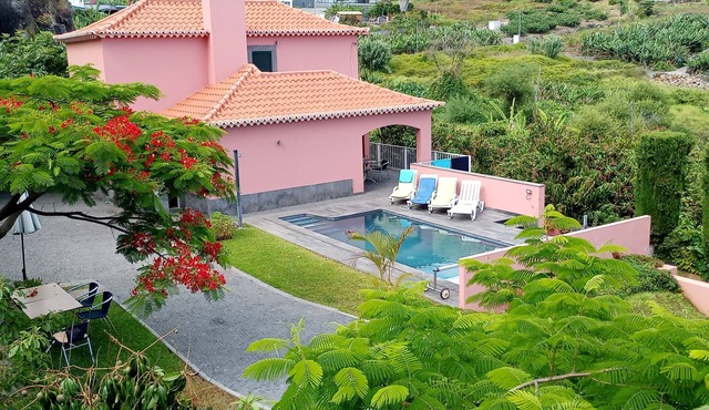 Private and heated swiming pool - Wi-Fi - Cable and Satelite TV - large garden
