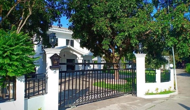 Private and peaceful environment with fenced and fenced entrance
