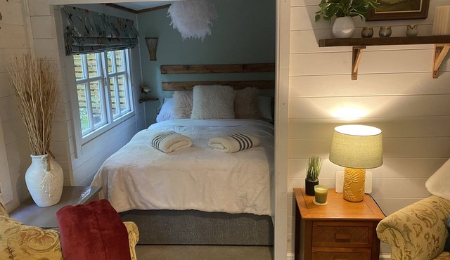 Private and Secluded Cabin in Rowfant