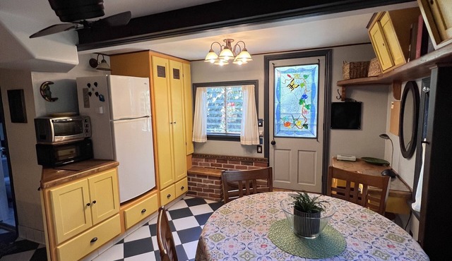 Private and serene studio in beautiful Glendale with private entrance