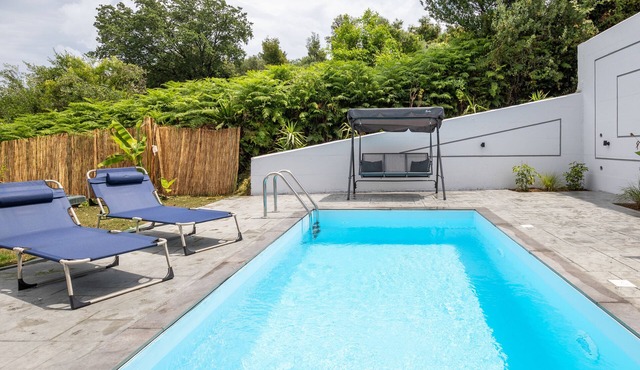 Private apartment with swimming pool just 1.2 klm from the beach!