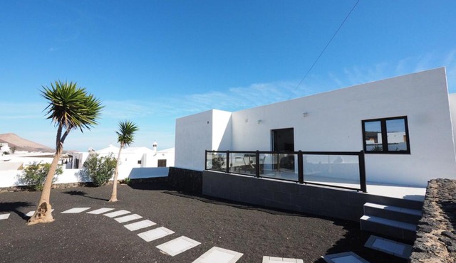 Private apartment with mountain and sea views, La Asomada, Lanzarote
