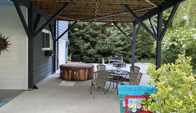 Private apt on golf course.Great location!Pets OK.