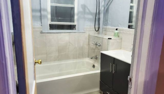 Private APT w 1 King Bed 1 Lounge Room