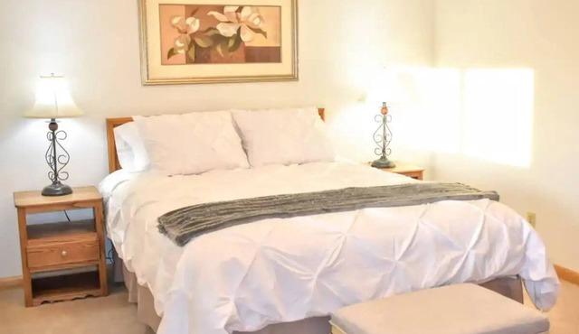 Private Apt w/Washer/Dryer-Parking-Kitchen