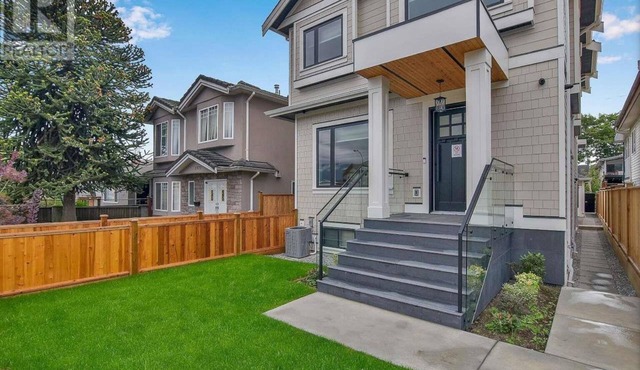Private Bachelor Suite Close to Downtown, Walking Distance to PNE, Playland,